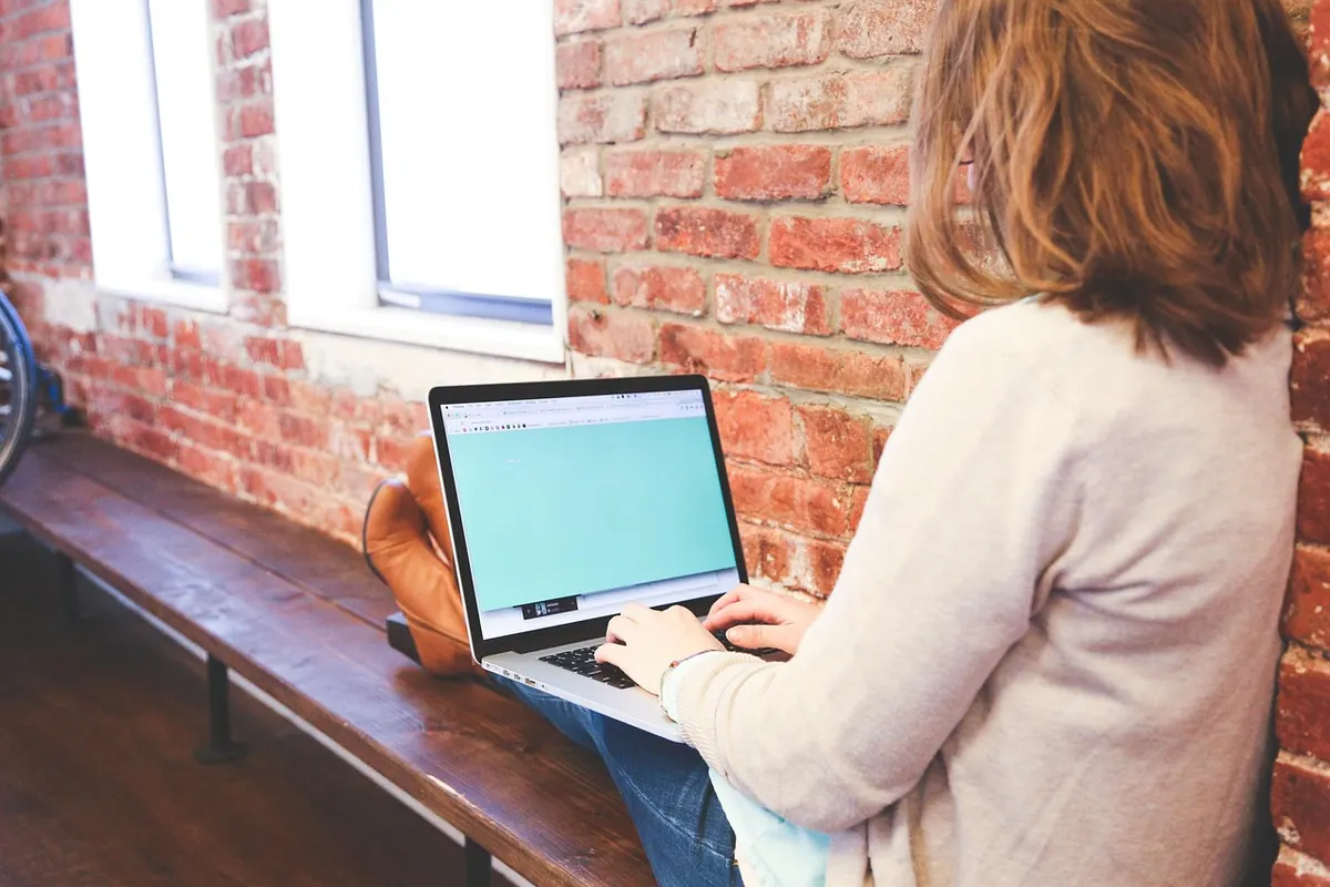 10 Essential Chat Room Etiquette Rules for British Users