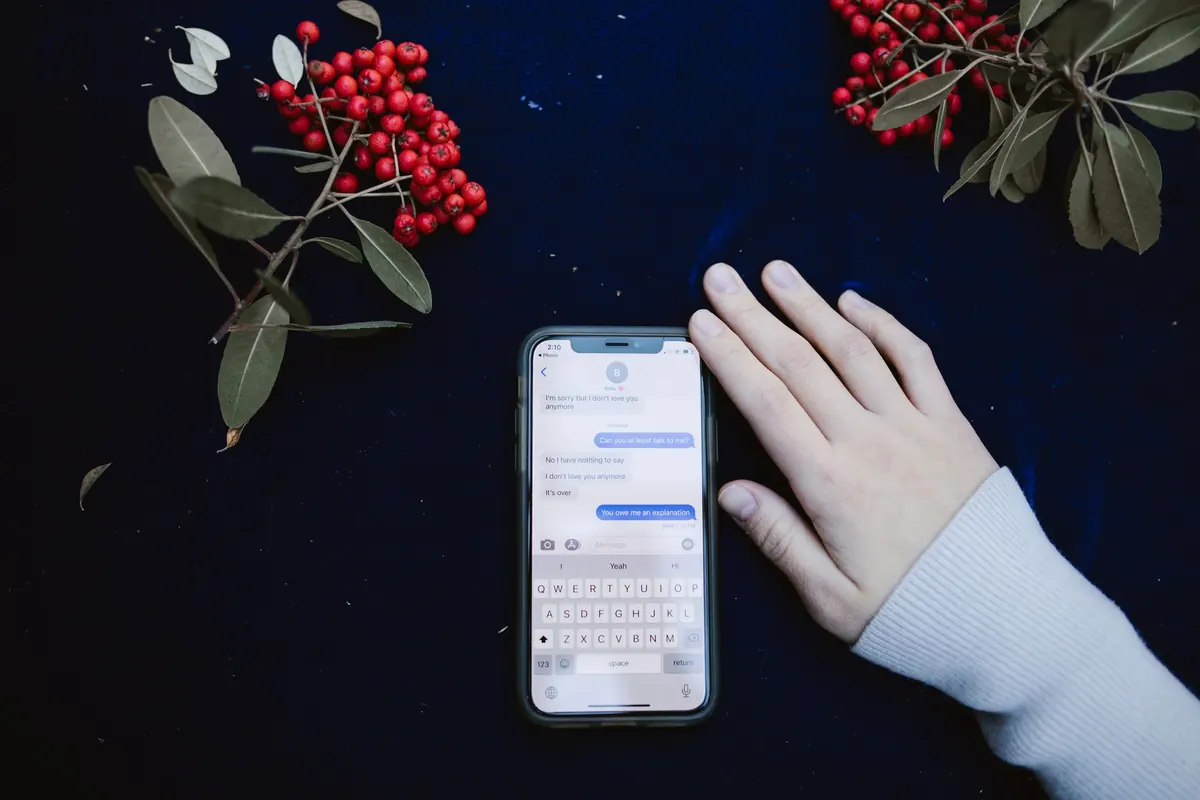 Direct Messages vs Group Chats: Choosing the Right Format for Your Conversation